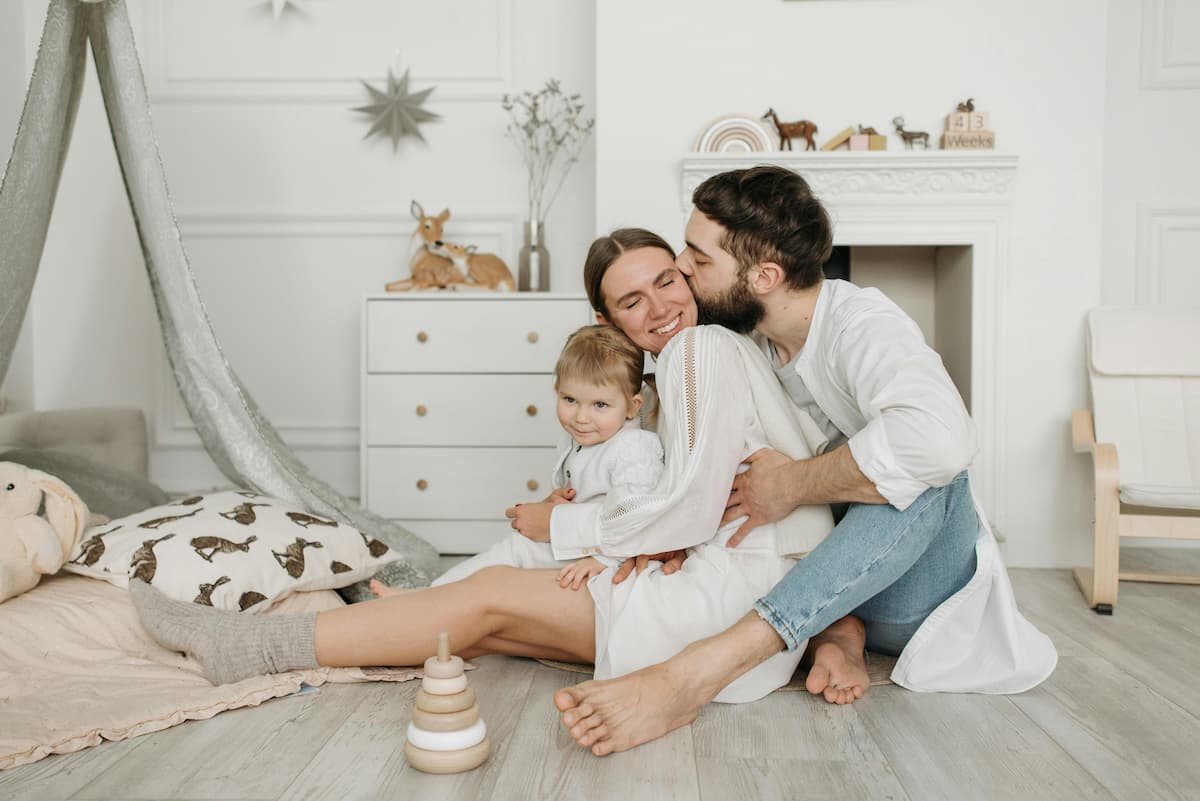 Familj som jämför försäkringar